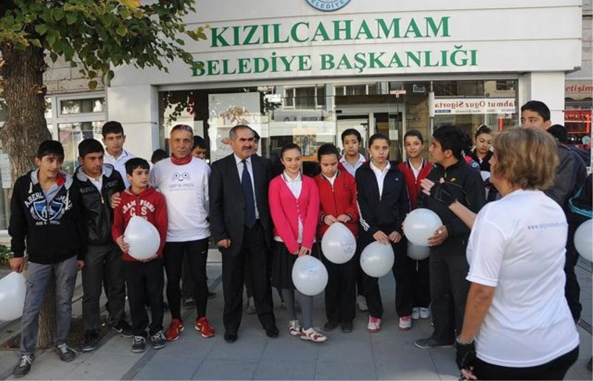 \'Koşan Adam\' Kemal Özdemir, İstanbul\'da Başlattığı Maraton Dizisinde Kızılcahamam\'a Ulaştı