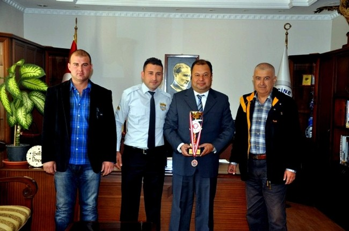 Kupayı Belediye Başkanı Dinçer\'e Armağan Ettiler