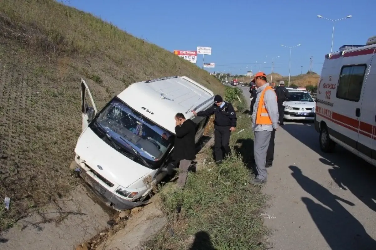 Minibüs Su Kanalına Girdi: 2 Yaralı