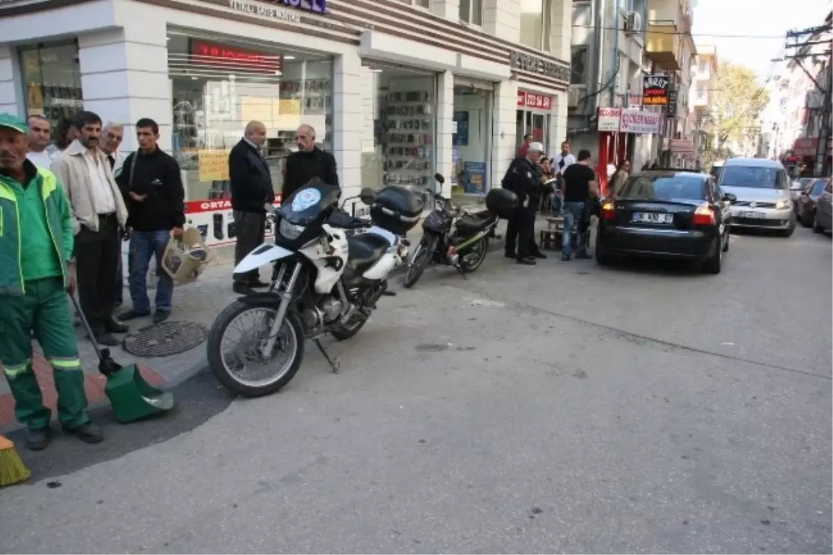 Bursa\'da Motosikletli Polis Otomobile Çarptı: 1 Yaralı