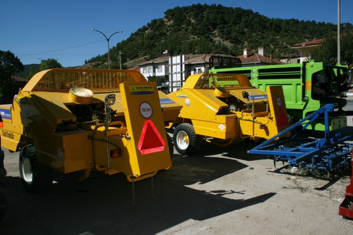 Taraklı\'da 5 Çiftçiye Makine Verildi