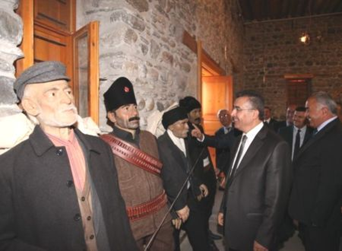 Vali Lekesiz\'den İlk Kurşun Müzesi\'nde İnceleme