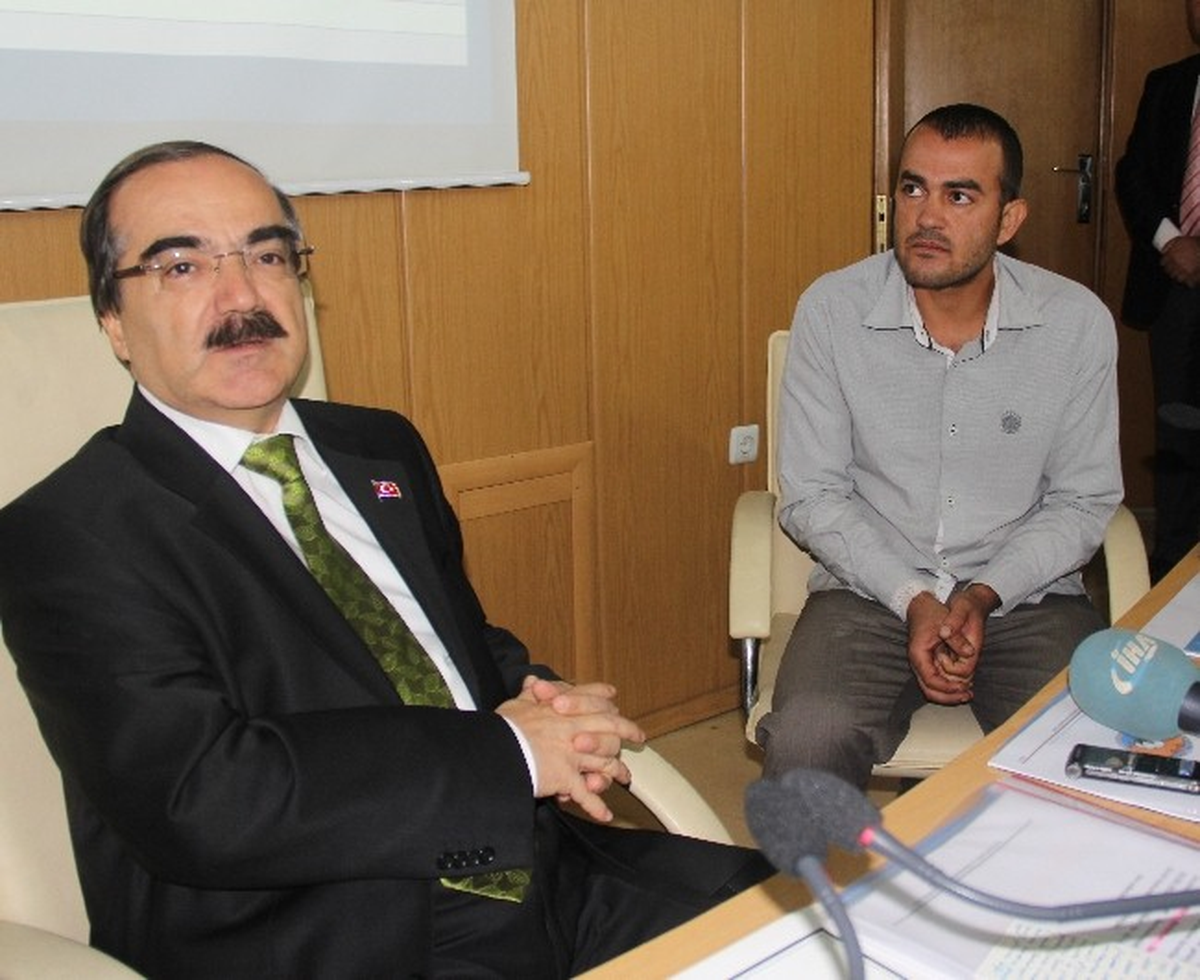 Vali Toplantıyı Yarıda Keserek İşsiz Genci Dinleyip İş Sözü Verdi