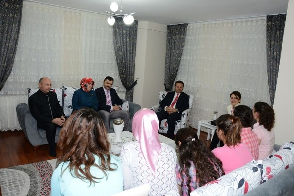 Vali ve Eşi, Kız Çocukların Evine Konuk Oldu