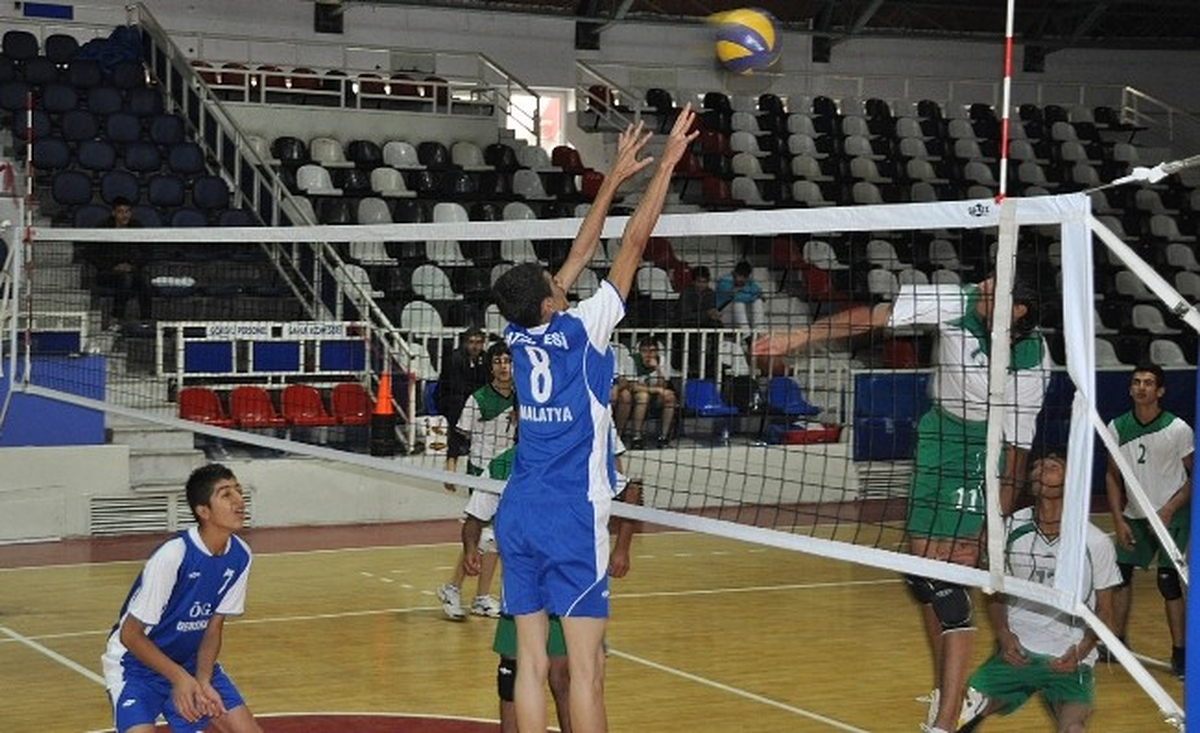 Voleybol\'da Şehit Kemal Özalper Birinci Oldu
