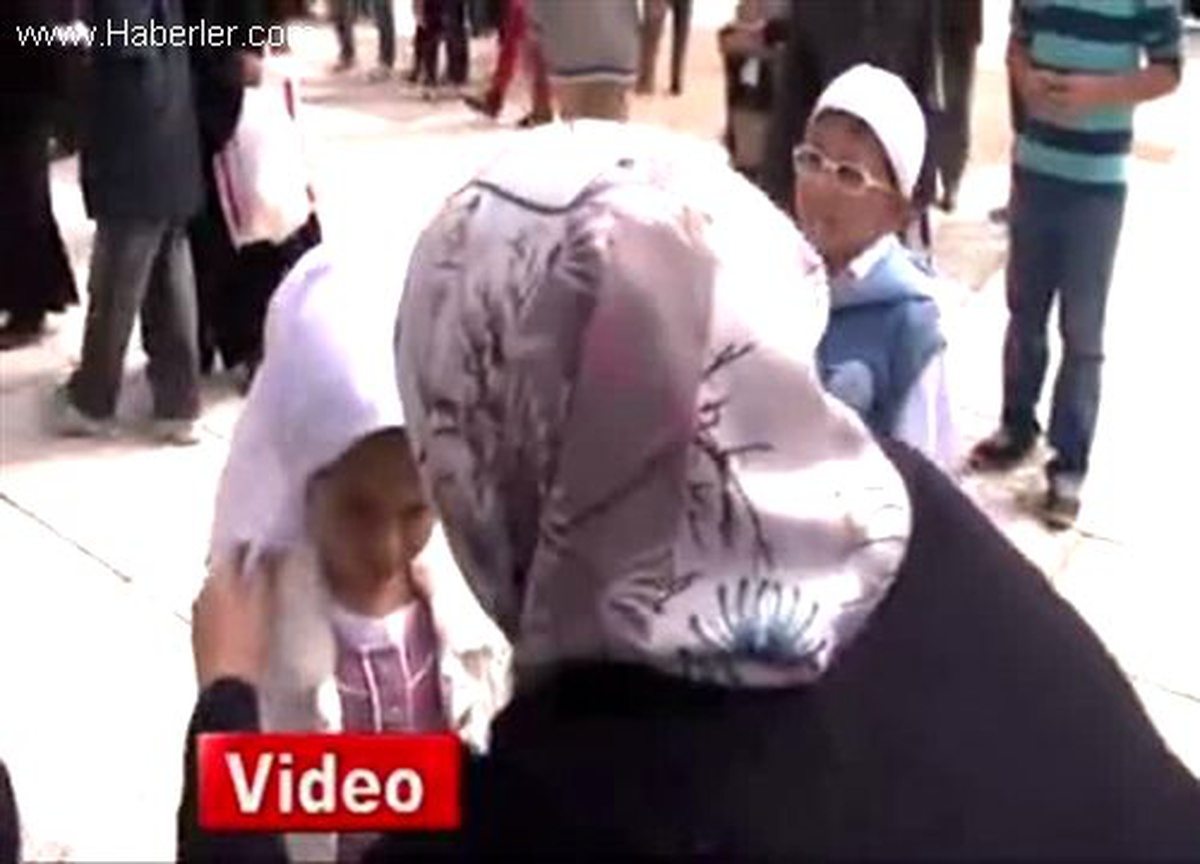 Yüzlerce Çocuk Büyükleri ile Birlikte Namaz Kıldı