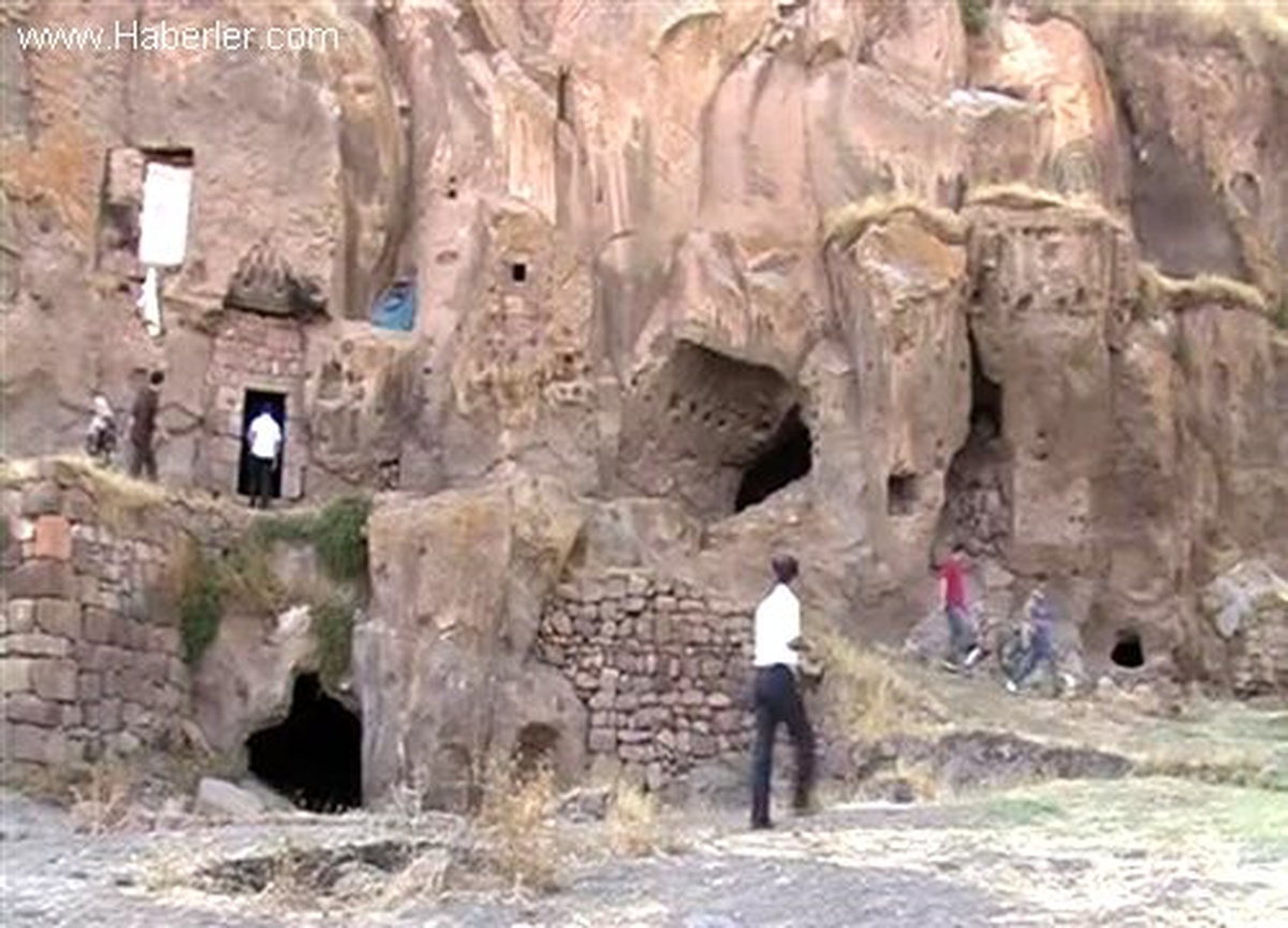 Ahlat\'ın mağara evleri turizme kazandırılıyor