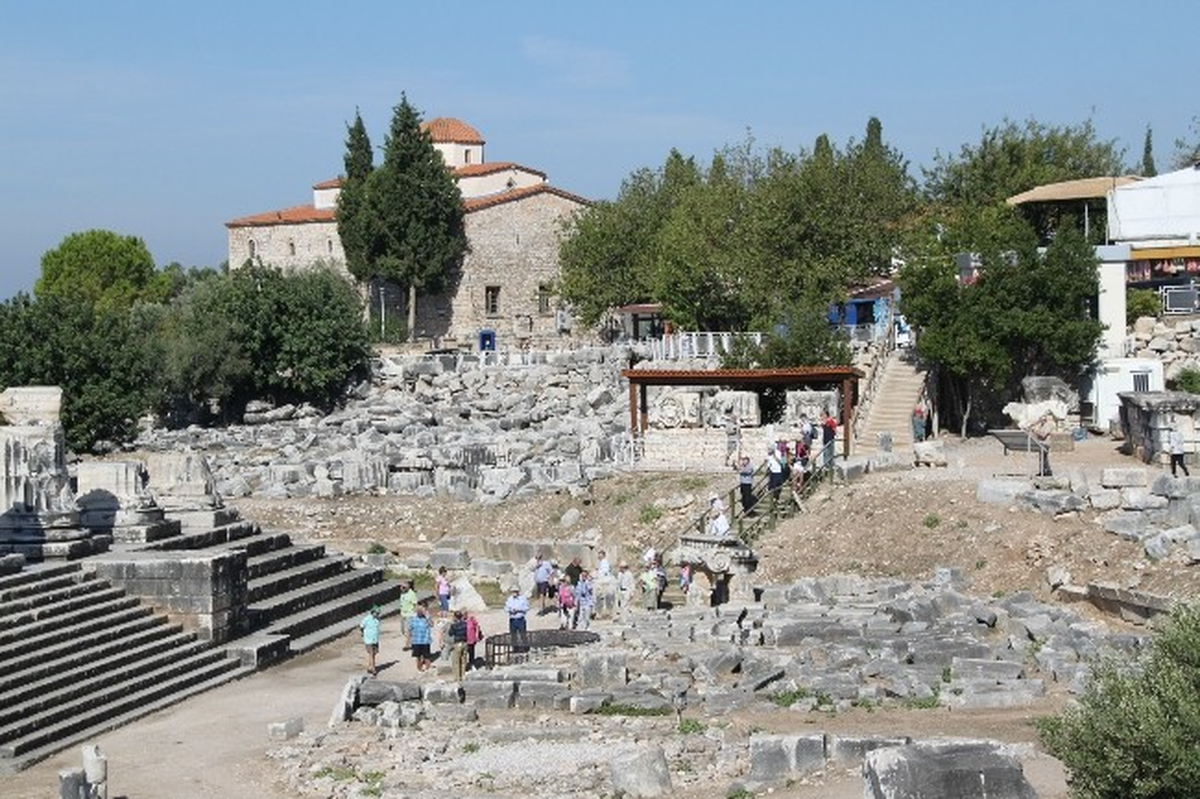 Apollon Tapınağa Turistlerin İlgi Odağı