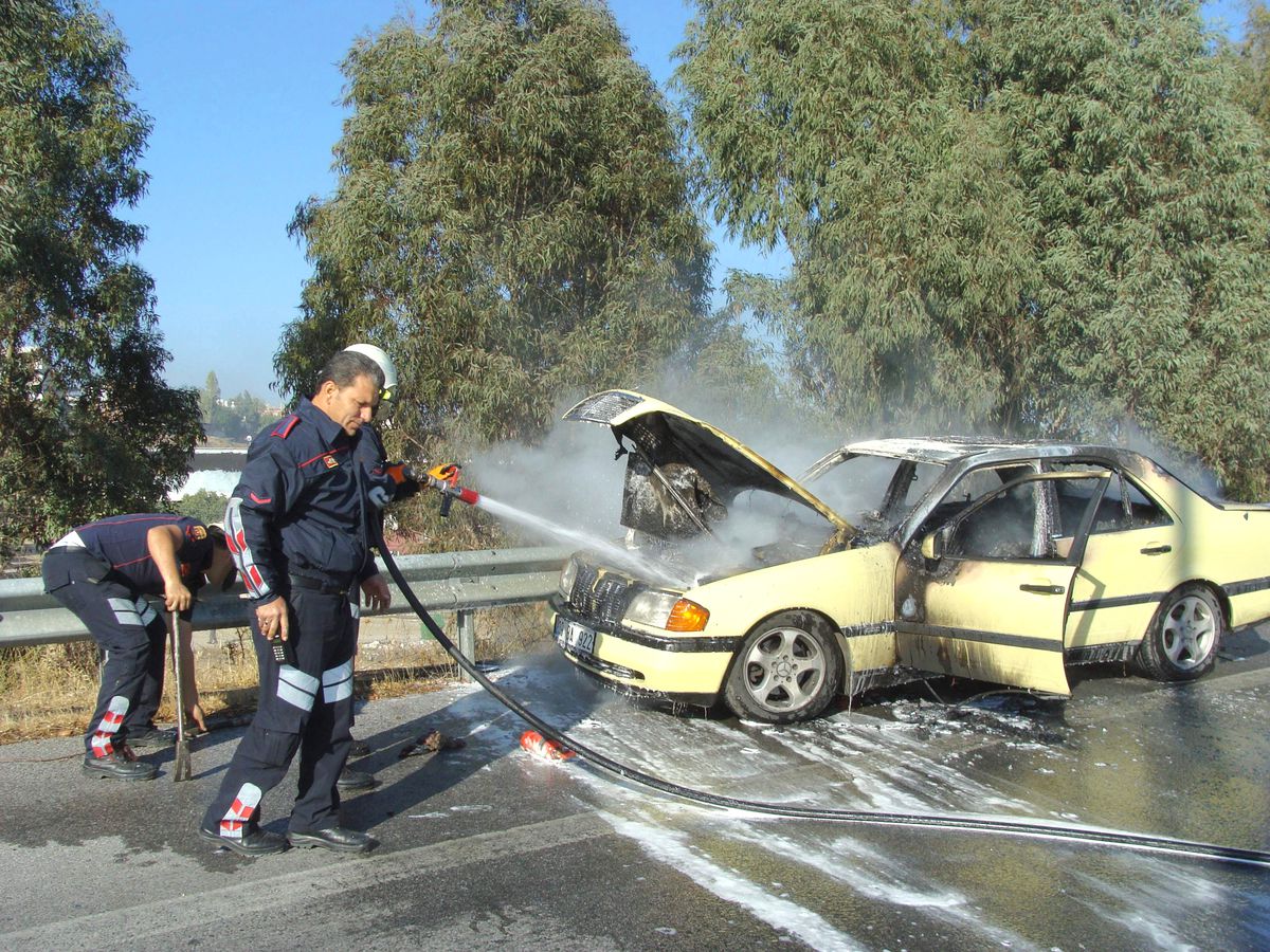 Hareket Halindeki Otomobil Alev Aldı