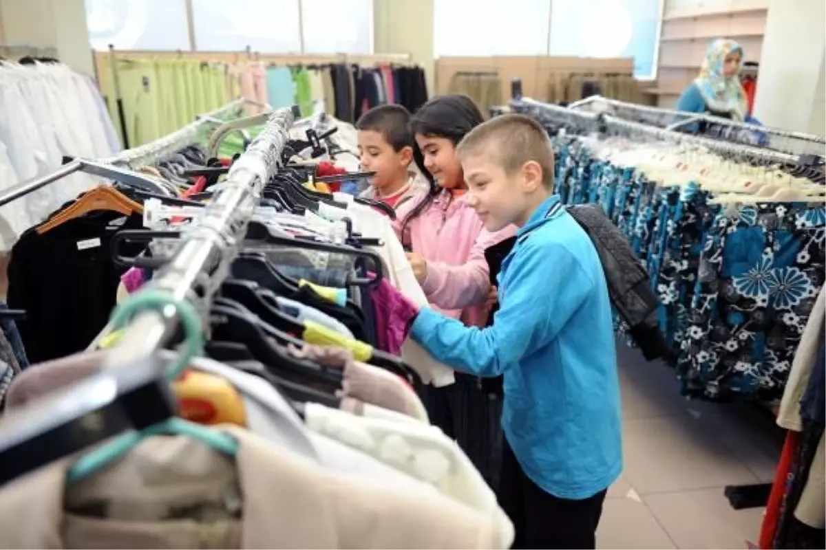 Bağcılar\'da Bayram Öncesi "Hayır Çarşısı" Açıldı