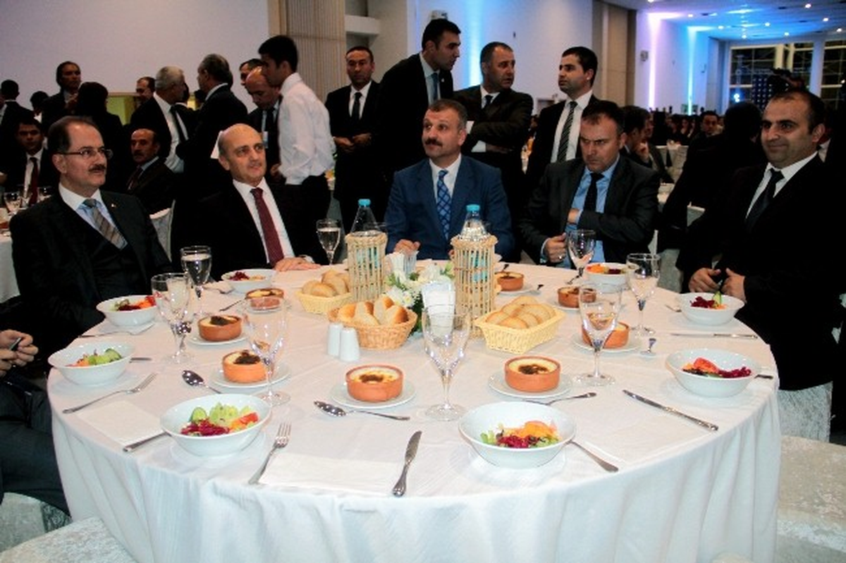 Bakan Bayraktar, Çalışanlarıyla Yemekte Bir Araya Geldi
