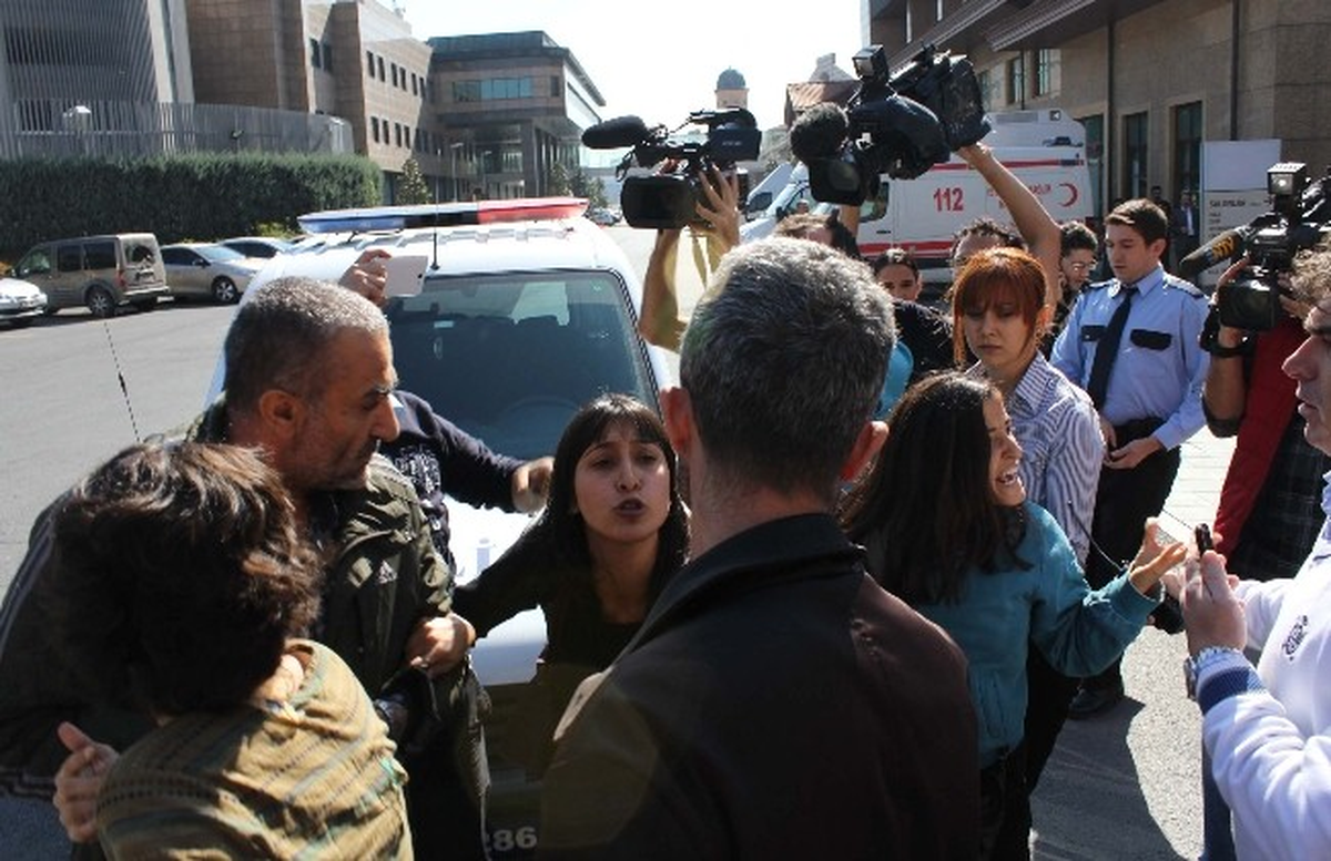 Bakan Şahin\'i Protesto Eden Kızlara Linç Girişimi