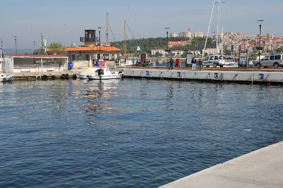 Çanakkale\'de Balıkçı Barınağı Bakıma Alındı