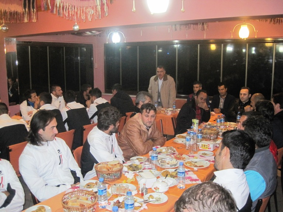 Başkan Canlı, Gümüşhanespor\'a Moral Yemeği Verdi