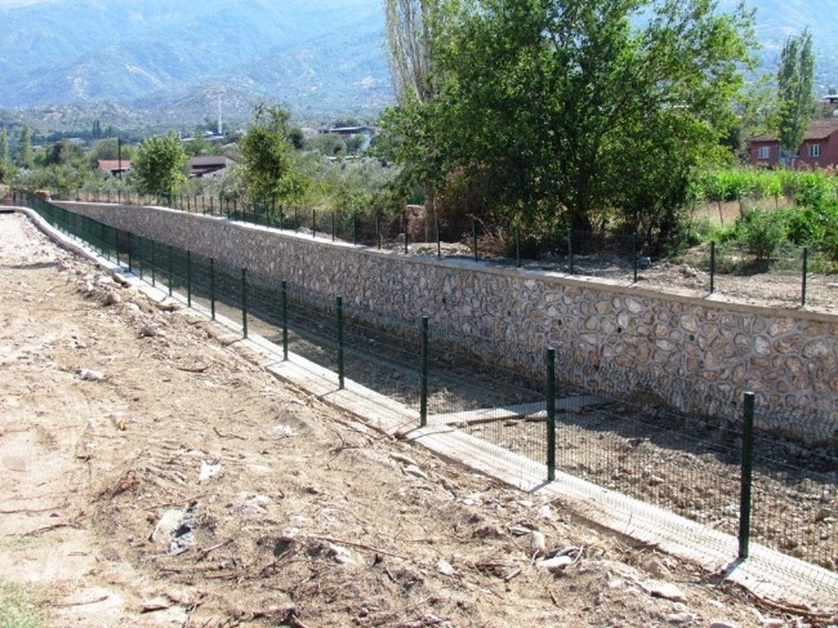 Beydağ\'da Tasavra Çayı\'na Çift Taraflı Duvar