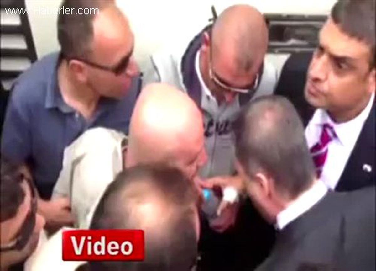 CHP\'li Oran Bozdağ\'a Saldıran Saldırganın Yüzünü Silmiş