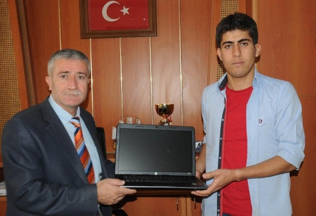 Cizre Lisesi Okul Birincisine Laptop Hediyesi