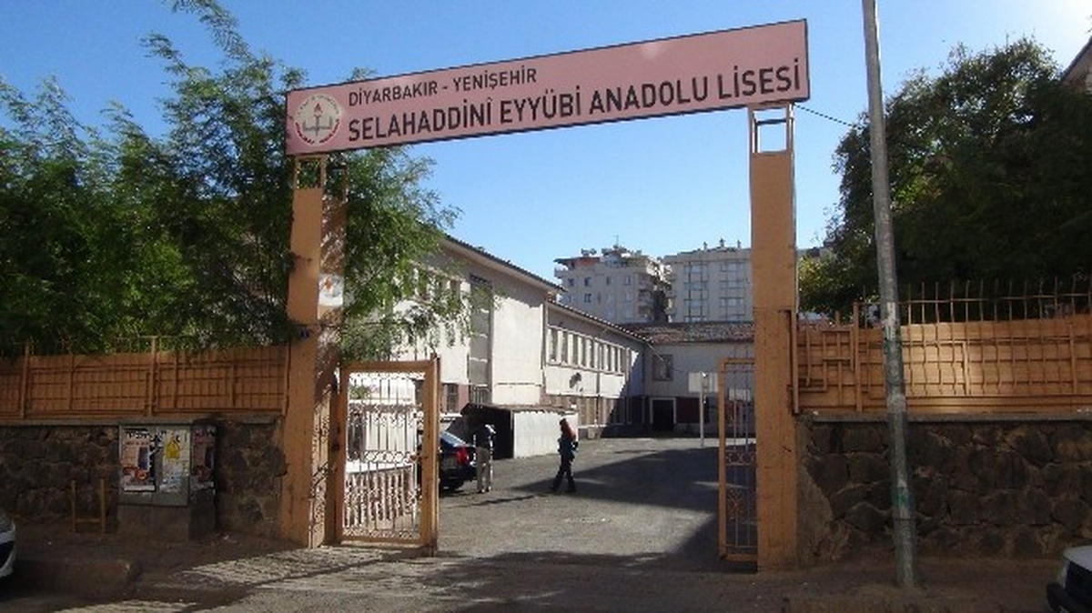 Diyarbakır\'da Lise Tuvaletinde Patlama