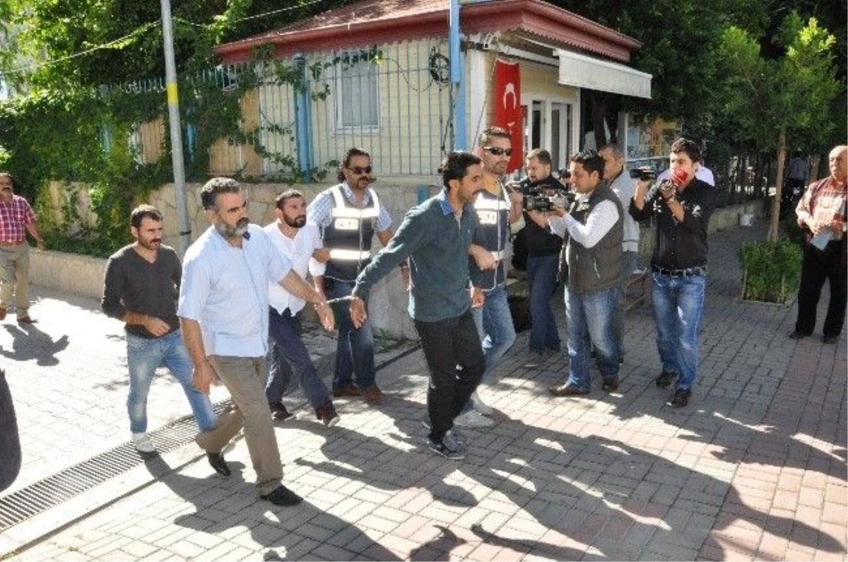 Diyarbakır\'daki Silahlı Çatışmanın 4 Şüphelisi Adliyeye Sevk Edildi (2)