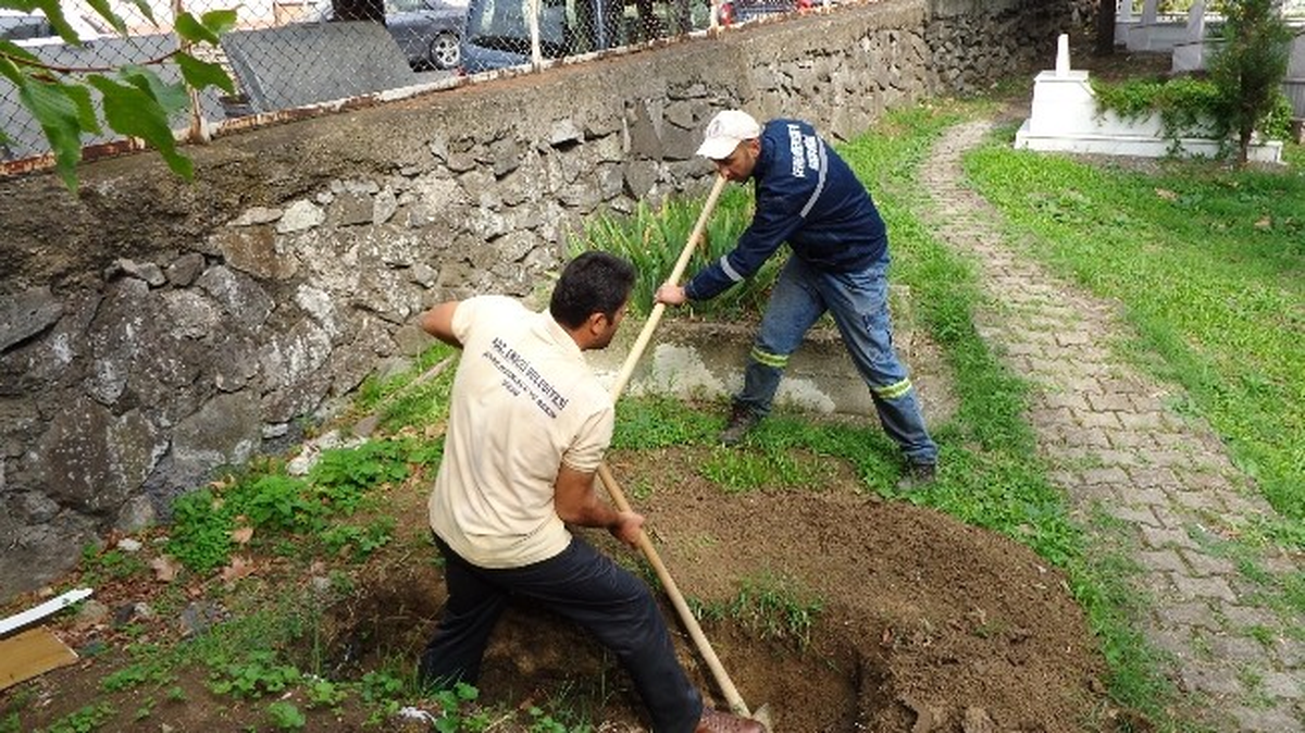 Ereğli'de Bayram Öncesi Mezarlıklar Temizlendi