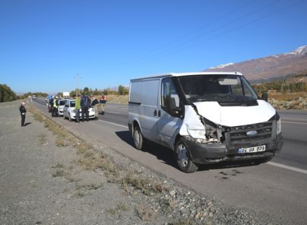 Erzincan\'da Trafik Kazası: 2 Yaralı