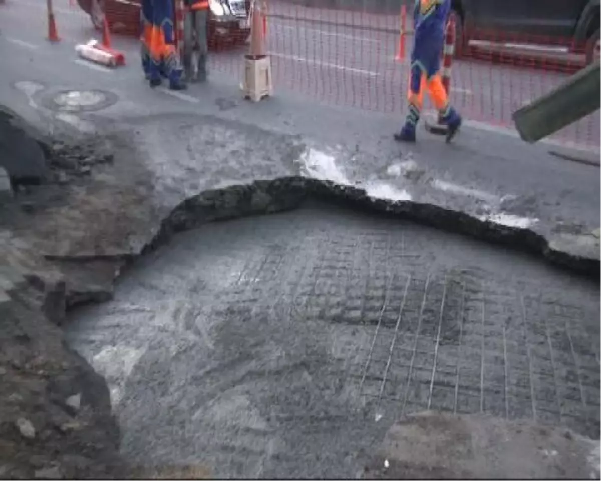 Etiler'de Yol Çöktü