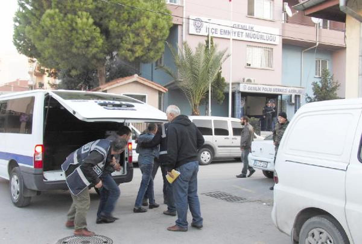 Gemlik\'te Uyuşturucu Satıcılarına Şafak Baskını: 30 Gözaltı