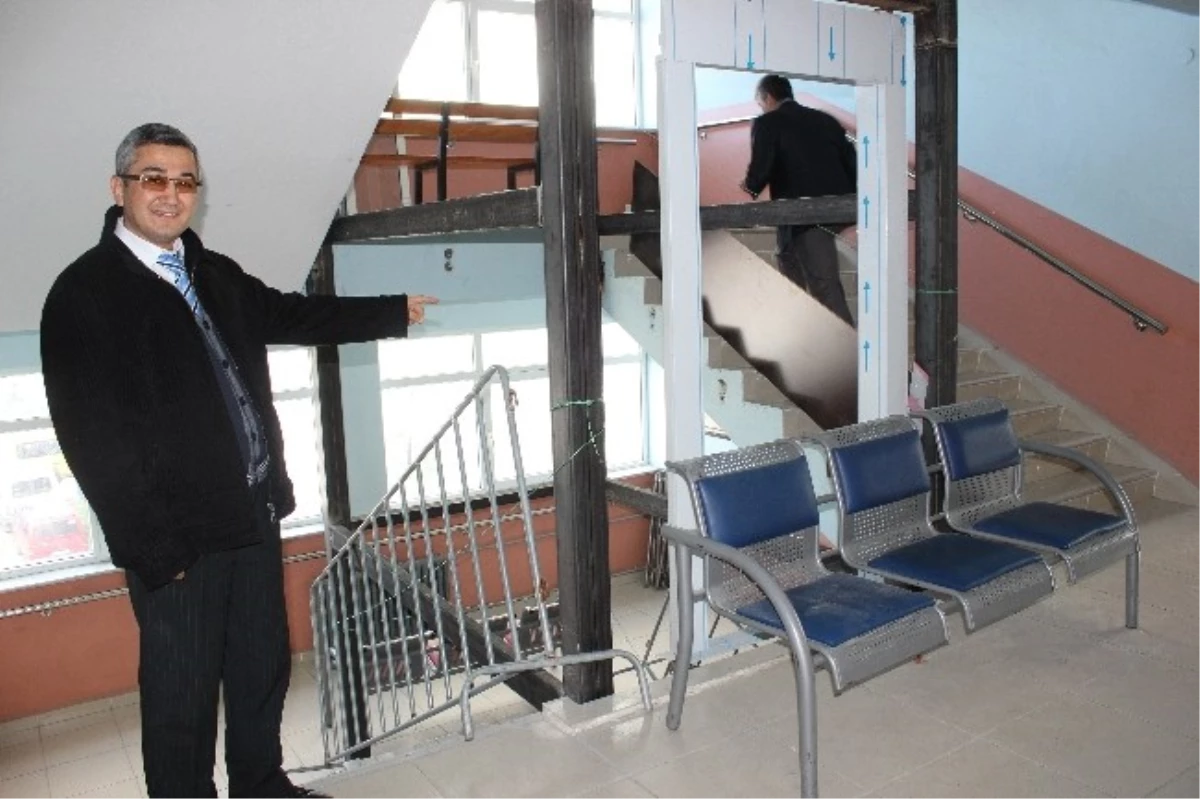 Görele Hükümet Konağı\'na Engelli ve Yaşlılar İçin Asansör Yapılıyor
