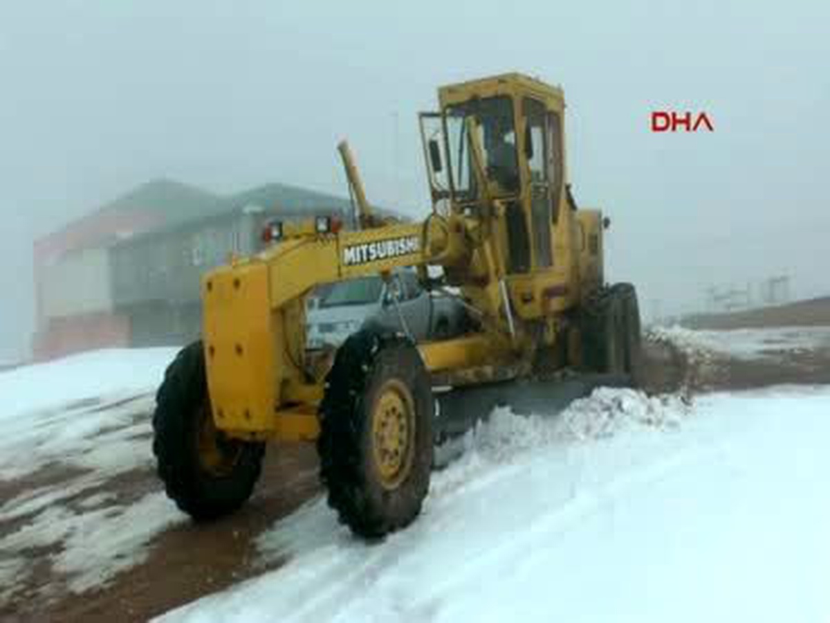 Gümüşhane\'de Karla Kapanan Yayla Yolları Açılıyor