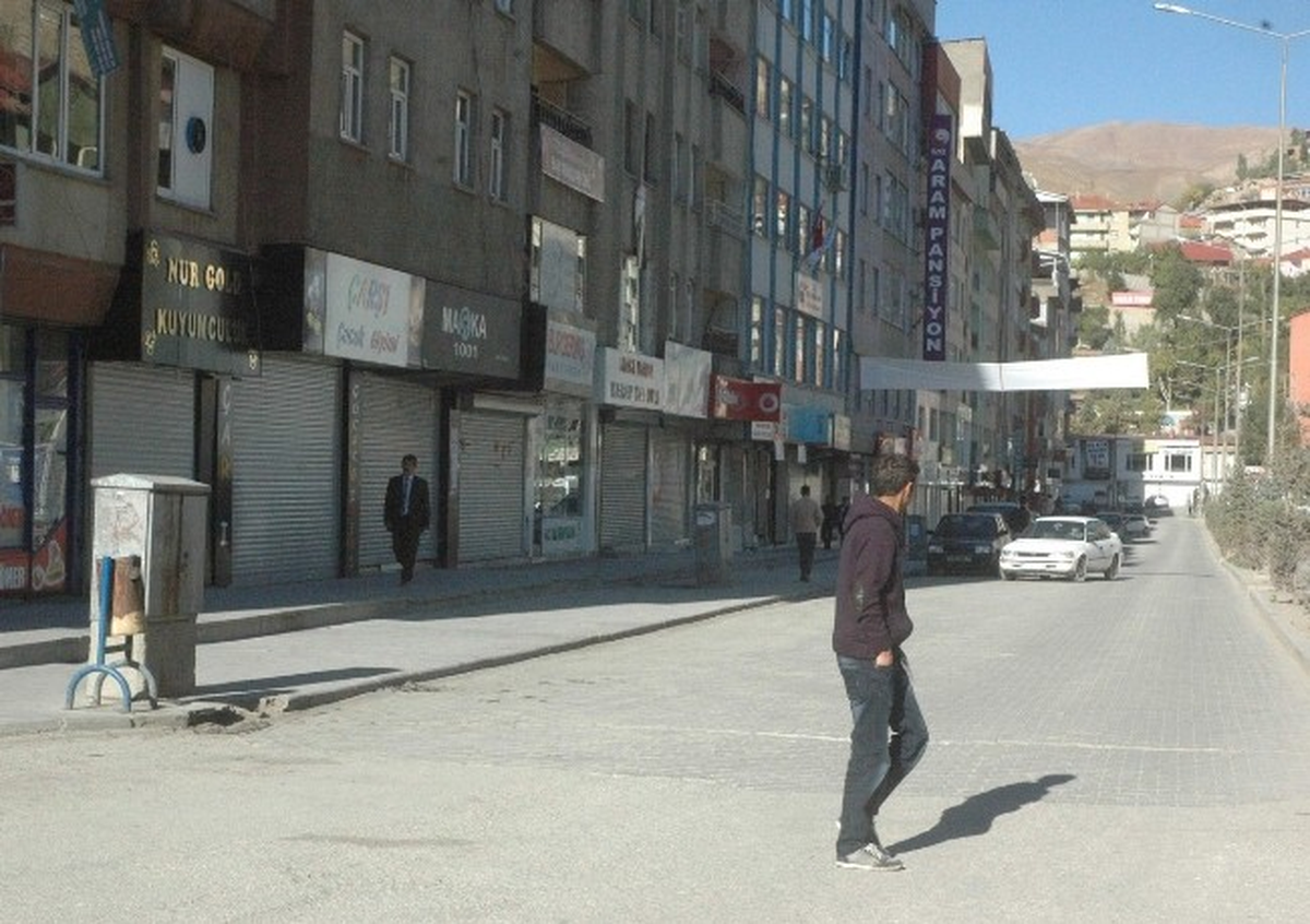 Hakkari\'de Kepenkler Açılmadı