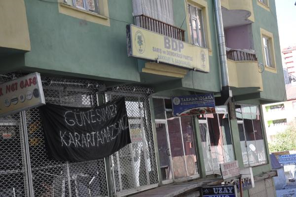 Hakkari ve İlçelerinde Esnaf Kepenk Açmadı