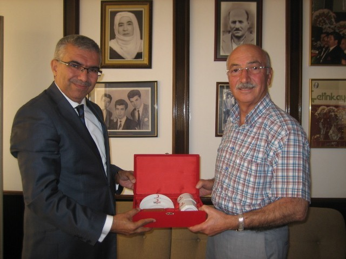 İşadamı Niyazi Çetinkaya Kurbanlarını Kızılay'a Bağışladı
