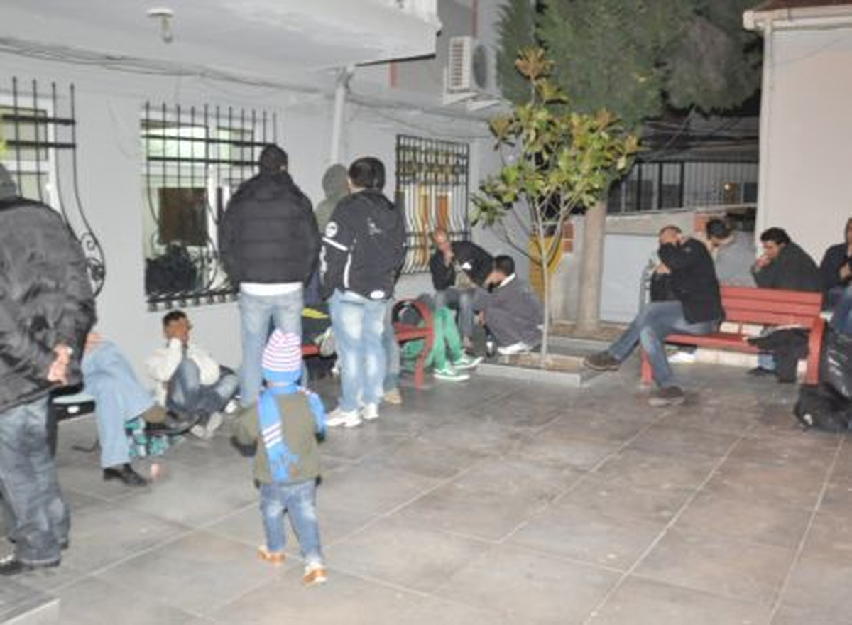 İzmir\'de 51 Kaçak Yakalandı