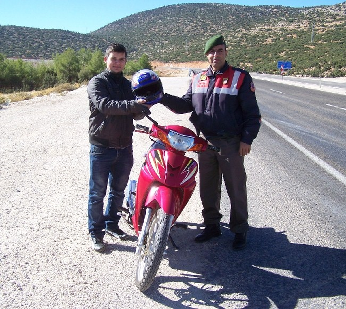 Jandarma Motosiklet Sürücülerine Kask Dağıttı