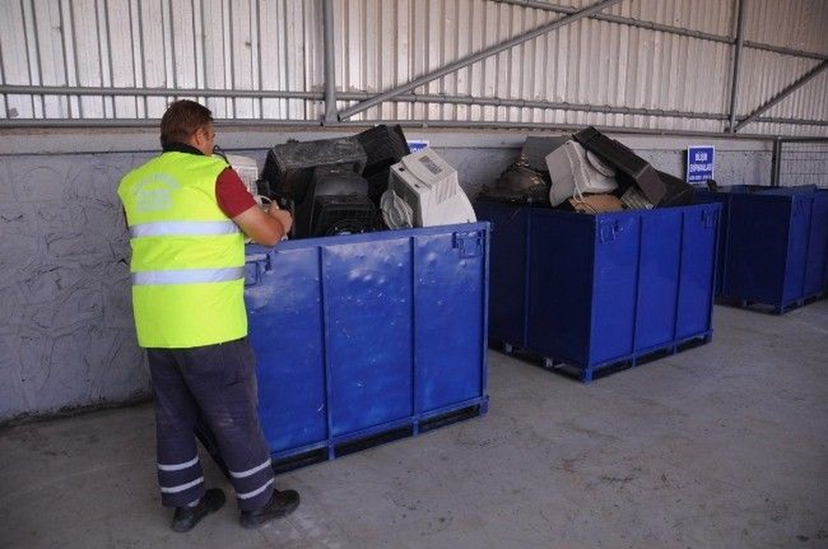Karaosmanoğlu, Kartepe Atık Getirme Merkezi\'ni İnceledi