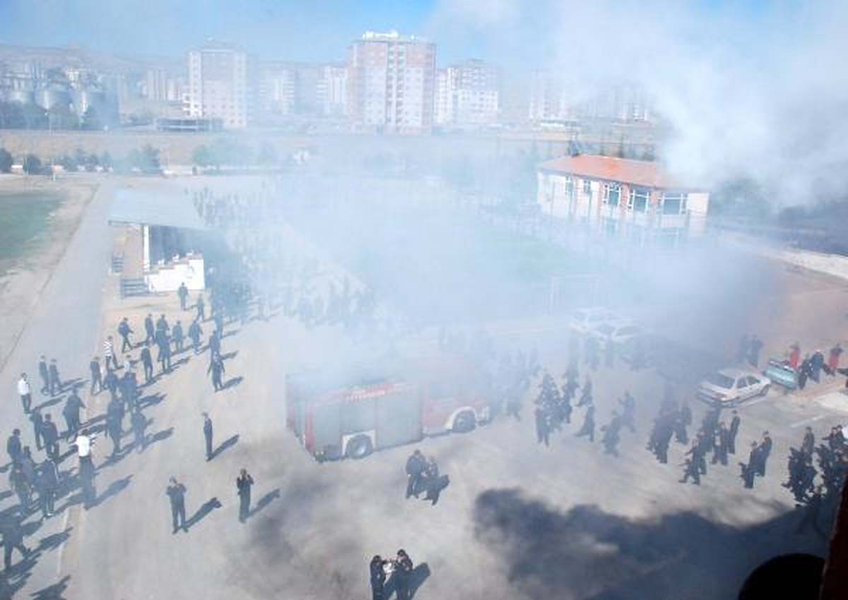 Kayseri Polis Meslek Yüksekokulu\'nda Yangın Tatbikatı