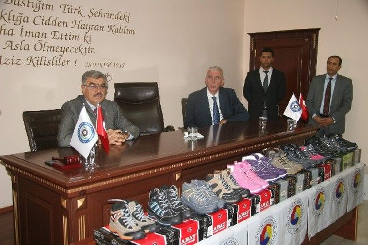Kitso\'dan Öğrencilere Ayakkabı Yardımı