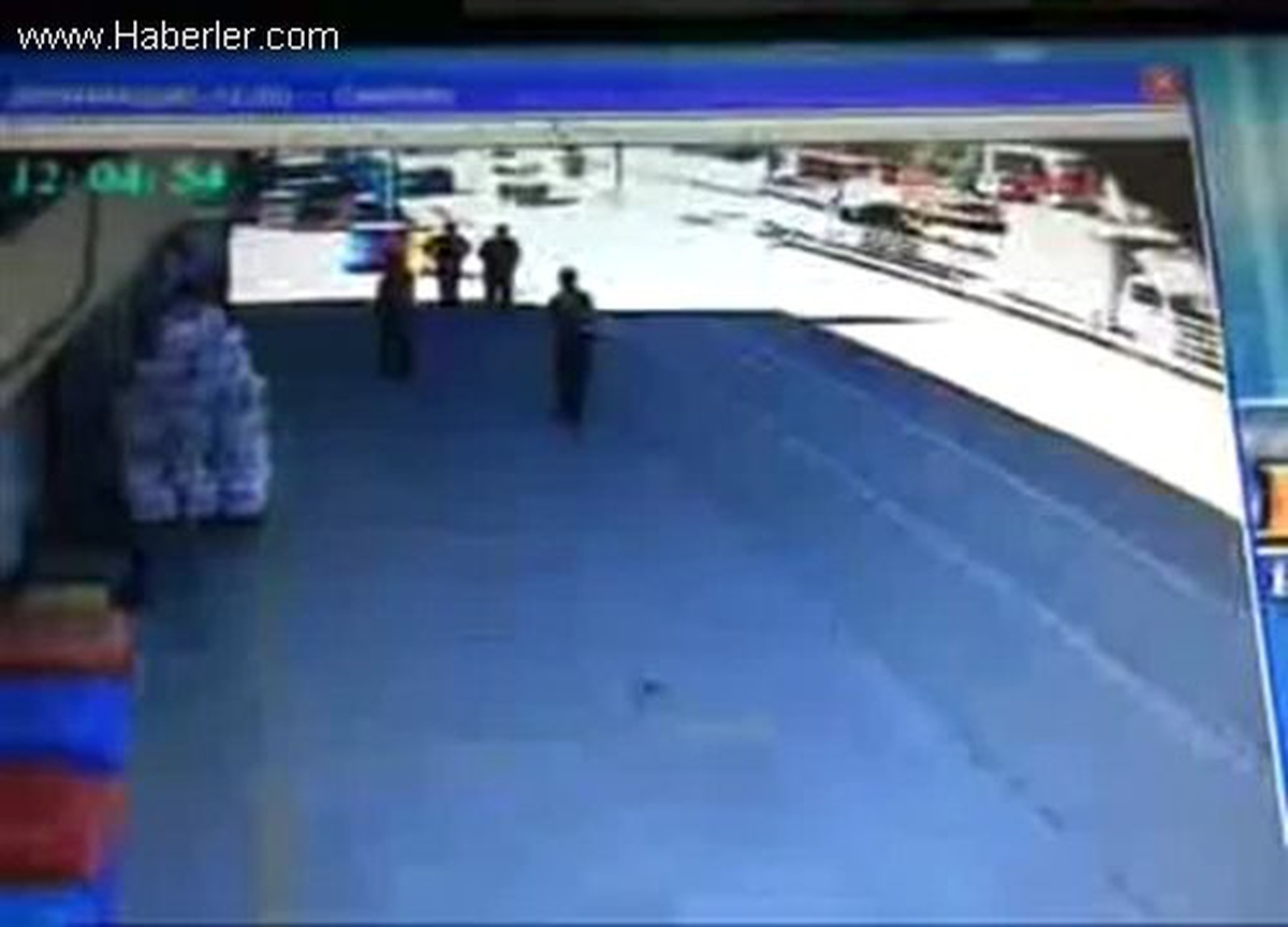 Kontrolden Çıkan Otomobil Önce Direğe Çarptı Sonra Takla Attı