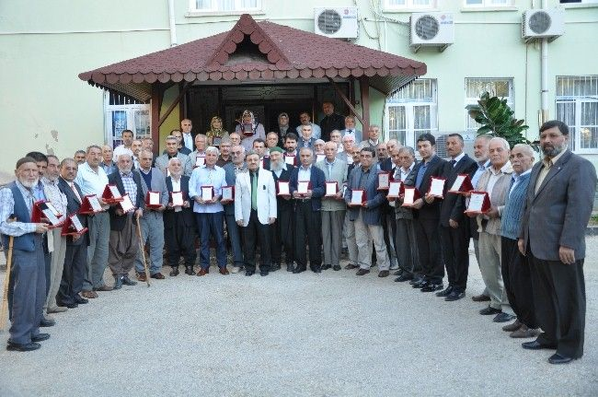Kozan\'da Emekli 85 Din Görevlisine Hizmet Plaketi Verildi