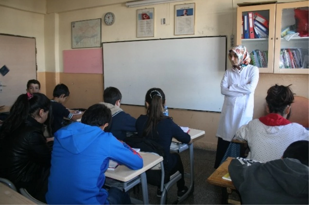 Mardin\'de Öğretmenler Başörtüsüyle Ders Girmeye Başladı