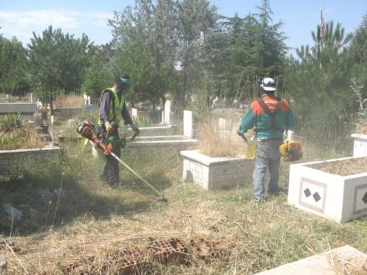 Mezarlıklarda Bayram Temizliği