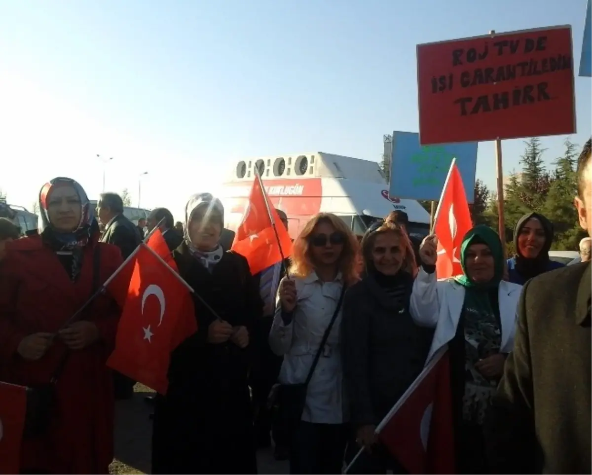 MHP\'liler Beyaz Tv Sunucusunu Protesto Etti