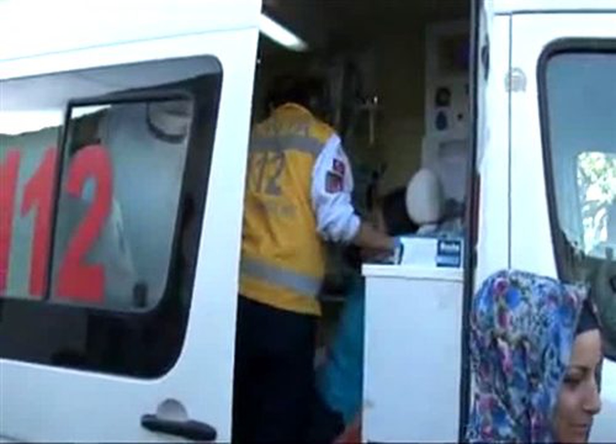 Öğrenci servisi ile otomobil çarpıştı: 20 yaralı