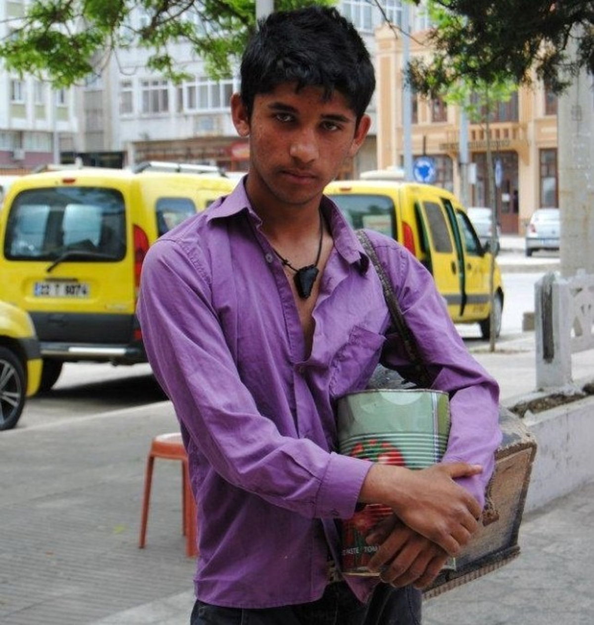 Okul Harçlığı İçin Ayakkabı Boyacılığı Yapıyor
