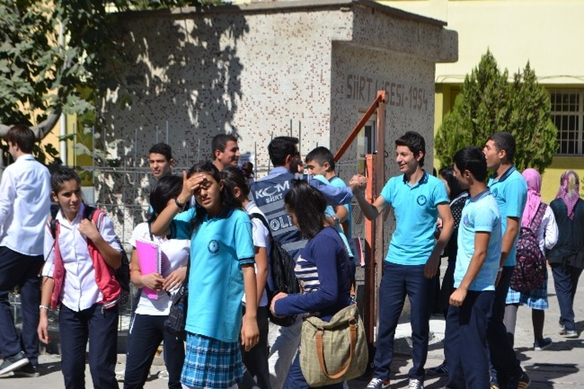 Okul Önlerinde Uyuşturucu Satan 13 Kişi Yakalandı