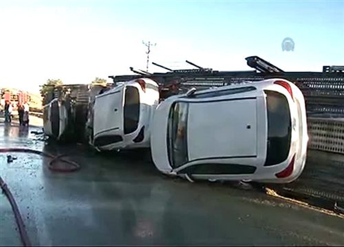 Otomobil yüklü tır devrildi