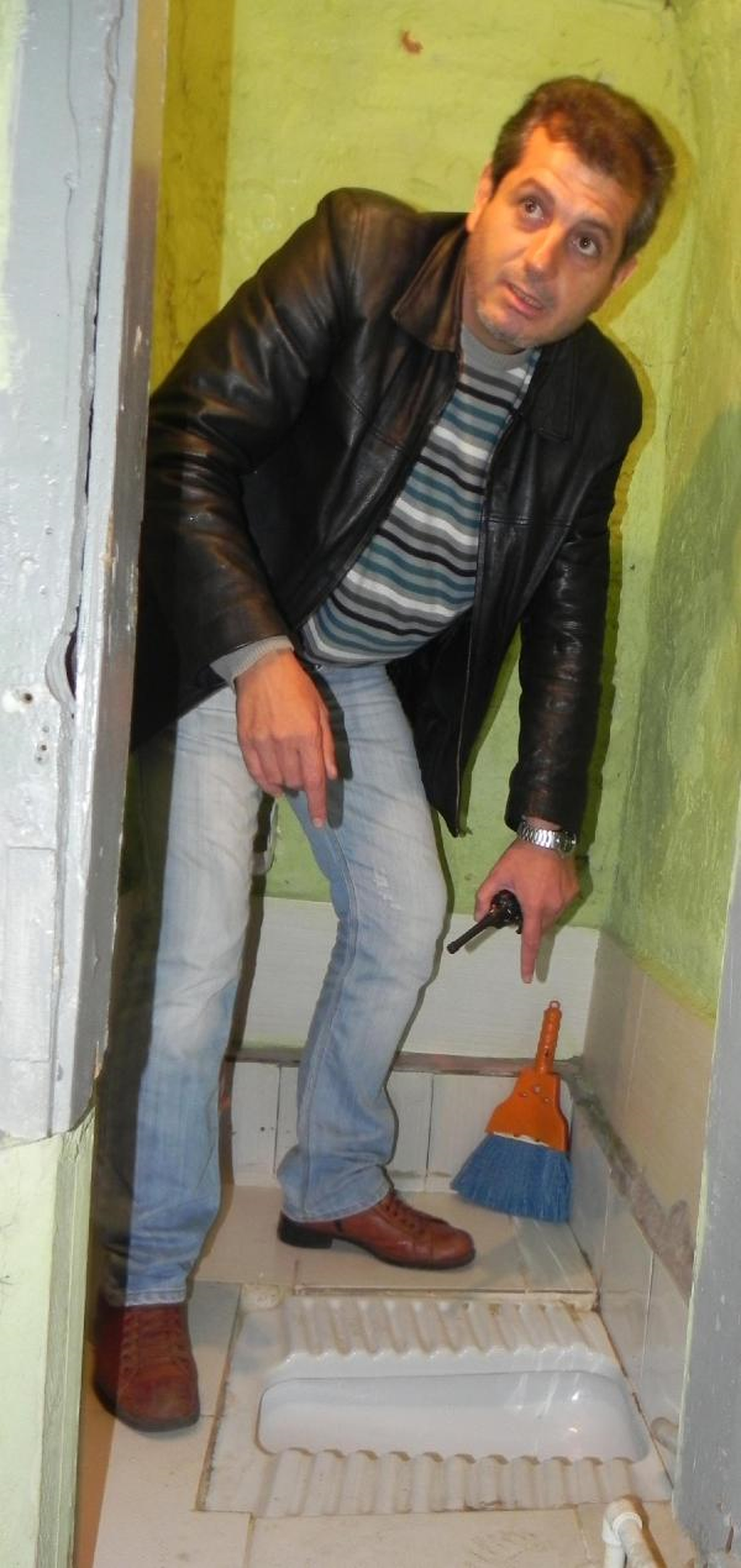 Polis Eline Poşet Geçirip Tuvaletteki Uyuşturucuyu Çıkardı