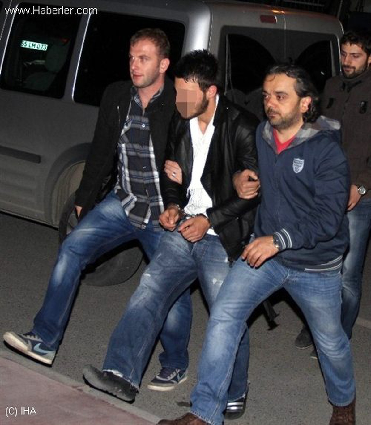 Polisten Kaçan Genç Uyuşturucu Haplarla Yakalandı