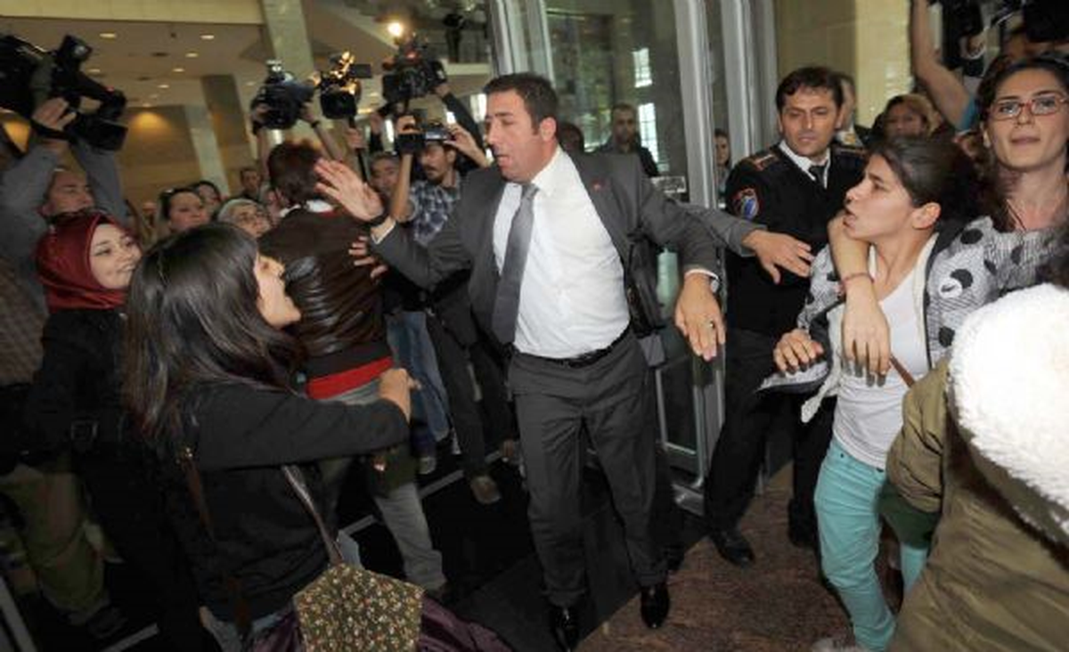 Protestocu Kadınlara, Erkek Görevlilerden Şiddet