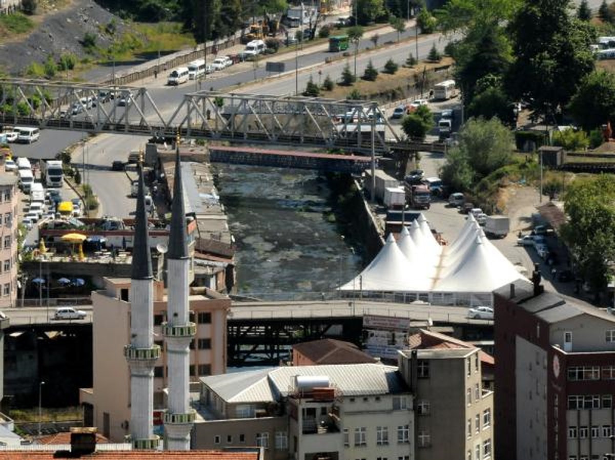 Romanlar, Mahallelerinden Geçen Dereyi Temizleyecek